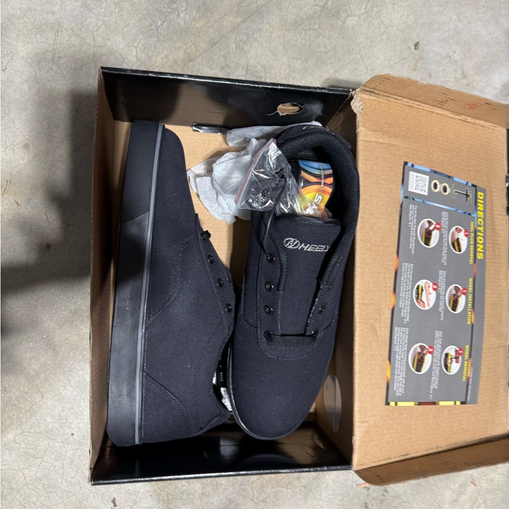 Men’s black heely’s size 11 new in box